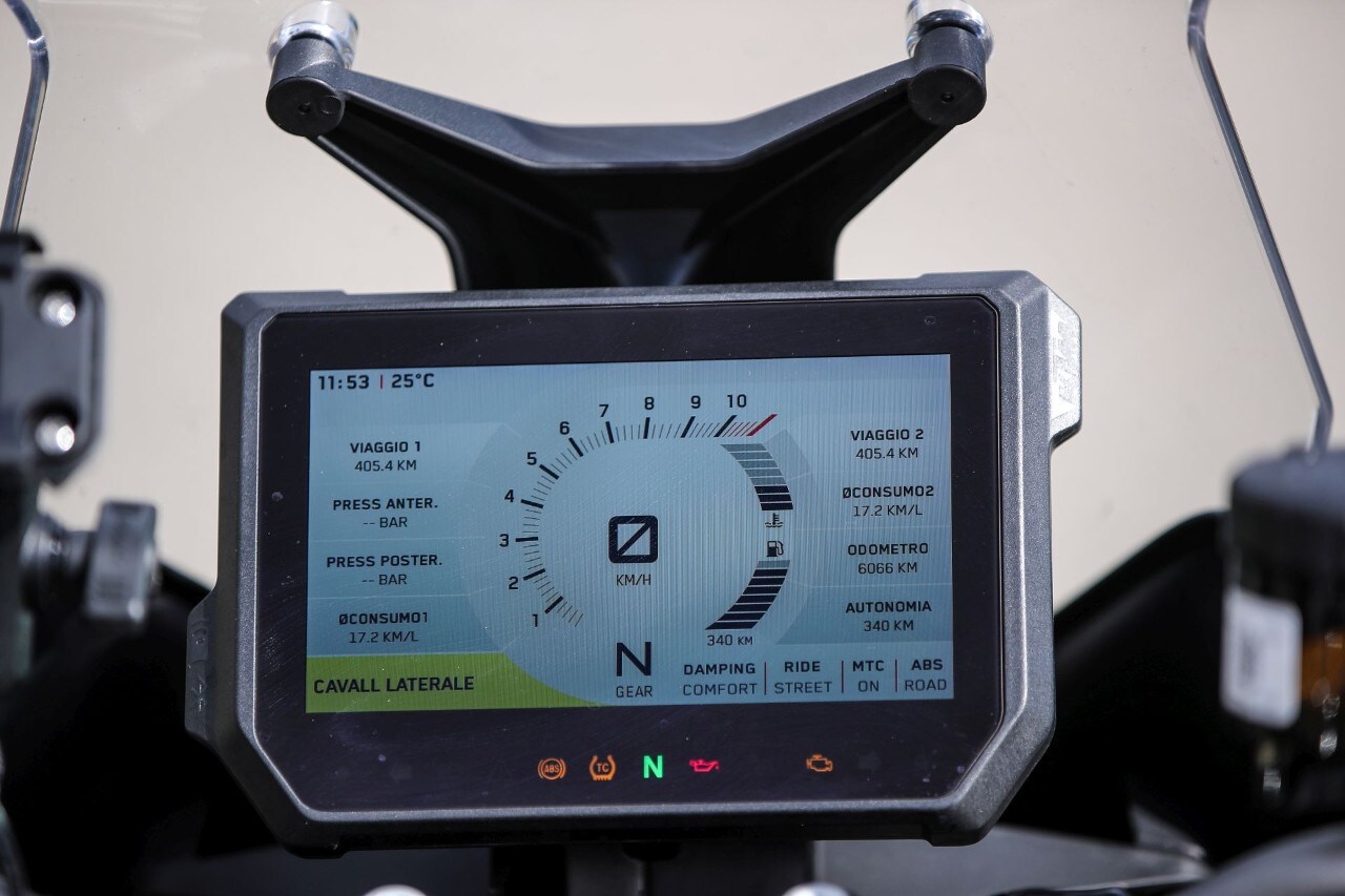 Aprilia Tuono V4 VS KTM 1290 Super Duke GT: la SFIDA delle hypernaked!